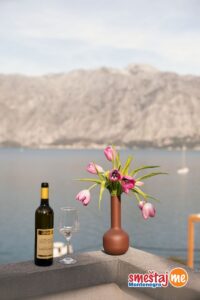 Jednosobni porodični apartman uz more sa terasom i prelijepim pogledom