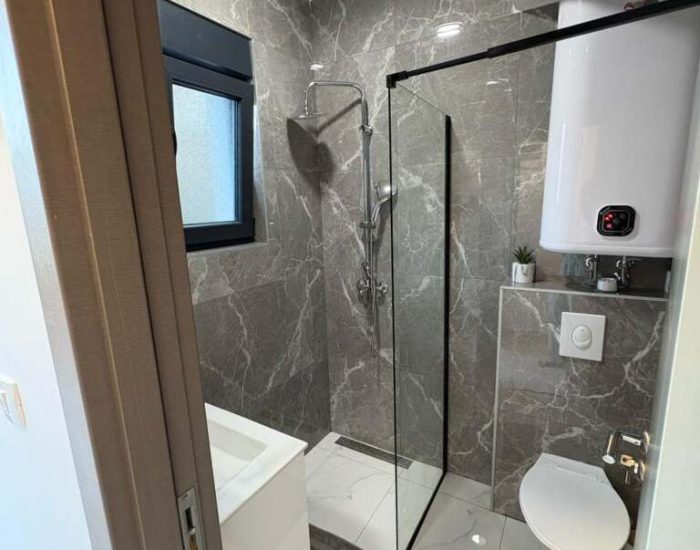 77064D04-9857-400D-A495-5D806CC074BD