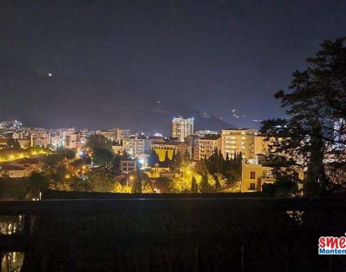 Pogled na grad sa privatne terase u centru Budve