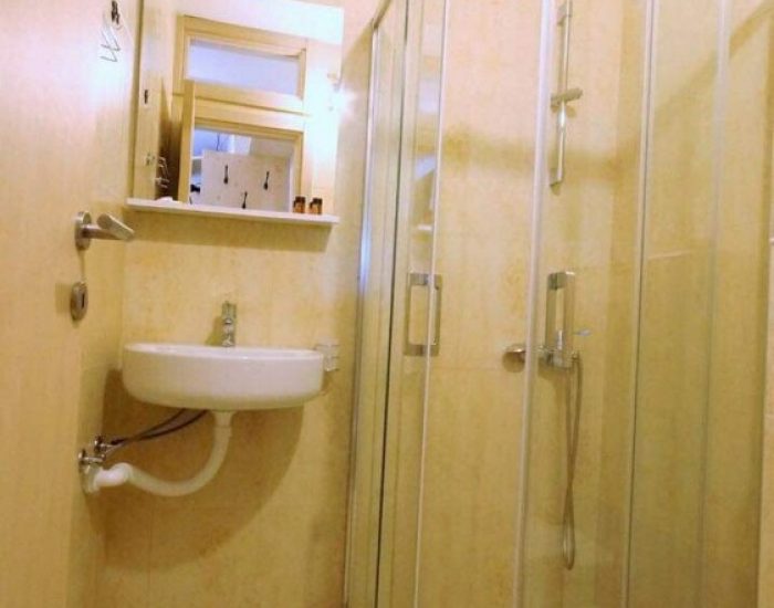 Čisto i moderno kupatilo sa tušem u Apartmanima ES